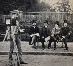 Szene aus dem Leben eines Fotografen, „der Fotograf fotografiert“. Fotografie, späte 19. Jahrhundert, Paris. Sammlung Selva.