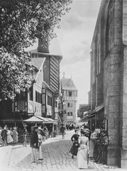 Die Rue des Vieilles Ecoles und die Kirche Saint Julien im alten Paris auf der Weltausstellung von 1900