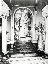 Das Vestibül und die Onyx-Treppe im Hotel de Paiva