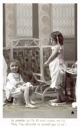 Zwei Mädchen im Kinderzimmer, eines sitzt auf dem Töpfchen