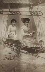 Zwei Frauen fliegen ein Flugzeug