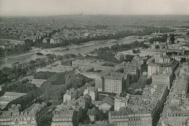 Vue sur les Champs-Elysées et le Sacré-Cœur prise de la Tour Eiffel