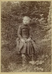 Junges Mädchen auf dem Land, Frankreich, um 1890 (s/w Foto)