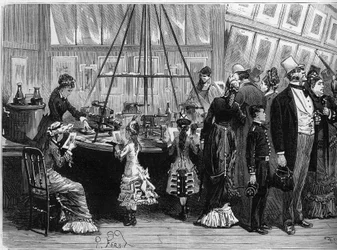 Weltausstellung 1878 in Paris: photoglyptische Drucke im Photochromie-Pavillon. Gravur in „Le Monde Illustré“ Nr. 1125 vom 19. Oktober 1878.