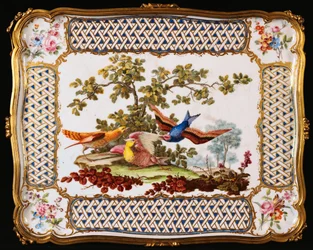 Ein Louis-XV-Sevres-Tablett, dekoriert mit drei exotischen Vögeln in einer Landschaft, bildet die Oberseite eines Kaffeetisches, 1761