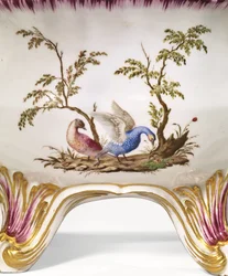 Eine Vincennes-Zweihand-Rundterrine, Deckel & Stand, ca. 1750