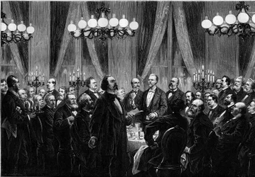 Ein Treffen der „Societe du Caveau“ im Jahr 1879, bei dem Persönlichkeiten der Szene zu einem Singabendessen zusammenkommen, bei dem jeder Lieder komponiert. Der Sänger Duprez, Clairville (Louis Francois Nicolaie