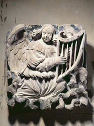 Engel-Musiker, der die Harfe spielt (Basrelief)