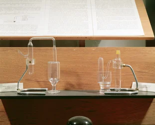 Gerät verwendet von Jean Frédéric (1900-58) und Irène Joliot-Curie (1897-1956) zur Entdeckung der künstlichen Radioaktivität, ca. 1934