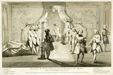 Versammlung der Freimaurer zur Einweihung eines Meisters, der Eintritt des Kandidaten in die Loge, aus Die Zeremonien der Religion und des Brauchtums, um 1733