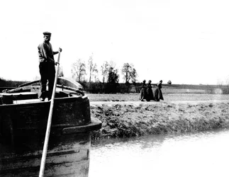 Barke, die von drei Frauen auf einem Kanal gezogen wird, ca. 1900