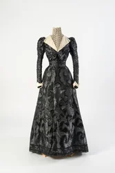 Schwarz gemustertes Seidenkleid mit hohem Kragen und cremefarbener Spitzenchemise, frühe 1890er Jahre