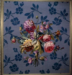 Blumenstrauß auf blauem Hintergrund. Tapisserie der Aubusson-Manufakturen. 18. Jahrhundert. Aubusson, Tapisseriemuseum