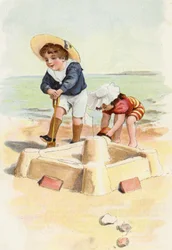 Junge und Mädchen bauen Sandburgen