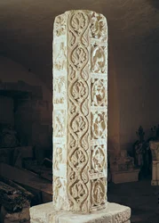 Kalender der Jahreszeiten, Säule, die die Monate von Juli bis Dezember mit Tierkreiszeichen darstellt