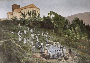 Kinder in Neukaledonien, die von den Missionsschwestern zum Waschplatz gebracht werden, graviert von Gillot, spätes 19. Jahrhundert
