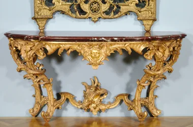 Konsolentisch, entworfen von Jules-Michel Hardouin (1635-1737), hergestellt von Pierre Turpin und Michel II Lange, ca. 1725 (geschnitztes vergoldetes Holz, Marmorplatte (Griotte de Campan))