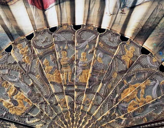 Höfischer Handfächer, der Liebe und Theater darstellt, Papier mit Elfenbeingriff, verziert mit Emaille und vergoldeten und versilberten Metallen, Höhe 20,5 cm