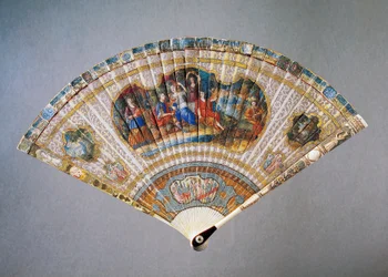 Beschädigter Fächer im Vernis-Martin-Stil, der David und Abigail darstellt, Ziegenleder mit bemaltem Elfenbein und Perlmutt-Schutzstab, Höhe 21 cm