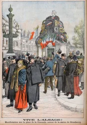 Demonstration, die die Rückgabe des Elsass an Frankreich fordert. Demonstranten umgeben die Statue von Straßburg auf der Place de la Concorde in Paris. Es lebe das Elsass! Demonstration auf der Place de la Concorde um die Statue von Straßburg. Illustration