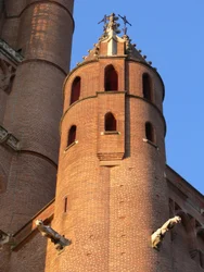 Darstellung des kleineren Turms und des Sockels des Westturms