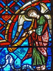 Detail eines Fensters, das das Jüngste Gericht darstellt