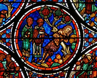 Detail eines Fensters, das das Gleichnis vom barmherzigen Samariter darstellt: der Priester und Levi gehen vorbei (Detail)