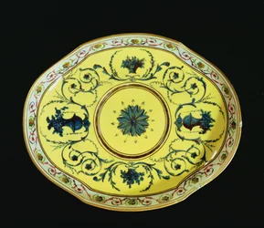 Schale mit gelbem Hintergrund, Sevres Werkstatt