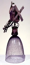 Trinkglas mit Metallfuß in Form einer Windmühle, mit Diamantspitze graviert