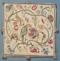 Stickerei mit einem Design von Papageien