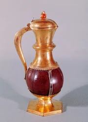 Kanne aus dem Schatz der Abtei von Maubuisson (Kokosnuss & vergoldetes Silber)