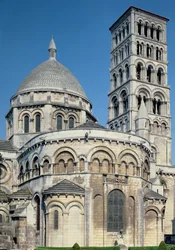 Außenansicht des Chors mit den Apsidenkapellen und dem Glockenturm, erbaut ca. 1125-1135