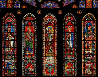Figuren unter dem Nordrosenfenster: Melchisedek, David, St. Anna, Salomo, Aaron und Szenen