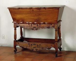 Petrin-Tisch im Fouques-Stil