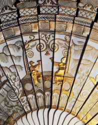 Fächer mit Chinoiserie in Elfenbein, goldenen Pailletten und Seidensatin-Paspelierung