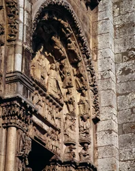 Gotische Kunst: Detail des Tympanons des Königlichen Portals der Basilika Notre Dame de Chartres