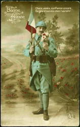 Grußkarte für das Jahr 1916. Ein Soldat trägt die französische Flagge mit einem Gewehr und riecht den Duft eines Blumenstraußes in einer ländlichen Landschaft. Farbige Postkarte für die Wünsche des Jahres 1916.