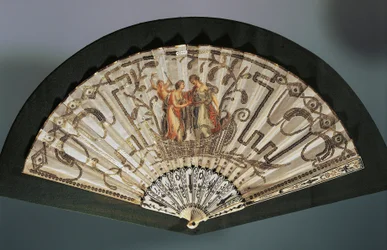 Handfächer mit Venus und Juno, Seidenblatt mit Stickerei und Pailletten, silberdamaszierter durchbrochener Knochenschutzstab