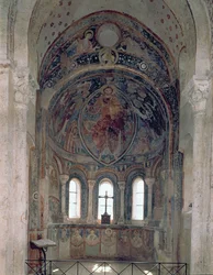 Innenansicht der Apsis mit einem Fresko, das Christus zeigt, wie er das Gesetz an St. Peter in Anwesenheit von Heiligen und Aposteln übergibt