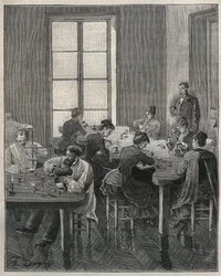 Schmuckwerkstatt in Paris im 19. Jahrhundert. Gravur von 1885 in „Les arts et métiers illustrés“ von Adolphe Bitard.