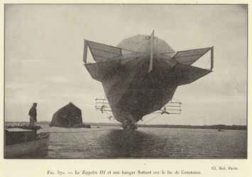 Der Zeppelin III und sein schwimmender Hangar auf dem Bodensee