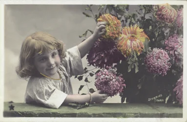 Kleines Mädchen mit Blumen
