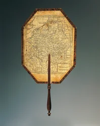 Karte von Nordostfrankreich, gouachebemalter Kartonfächer mit aquarellierter Druckgrafik und geformtem Holzgriff