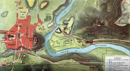Karte des Landes Lourdes im Jahr 1877: Sie zeigt den Standort des Hauses von Bernadette Soubirous, die Höhle, in der sie die Jungfrau Maria gesehen haben soll, sowie die Basilika, die Klöster der Karmelitinnen und Benediktinerinnen und den Bischofspalast. 