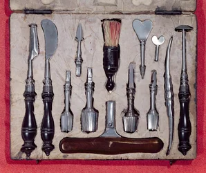 Medizinkoffer mit Instrumenten für die Trepanation (Holz & Metall)