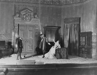 Aufführung von Ruy Blas (1838) von Victor Hugo, mit Paul Mounet in der Rolle des Don Salluste, Mounet-Sully in der Rolle des Ruy Blas und Marthe Brandes