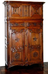 Picardischer Schrank mit freimaurerischer Verzierung, um 1740