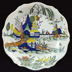 Polychromer Teller, Chinesische Landschaft eines Sees, hergestellt im Sinceny-Atelier