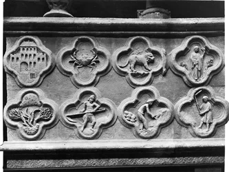 Vierpässe des Propheten Aggee: der Tempel wieder aufgebaut, und die ausgetrocknete Erde, und Vierpässe mit den Tierkreiszeichen und den Arbeiten des Jahres, aus der Kathedrale Notre-Dame in Amiens