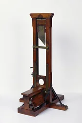 Reduziertes Modell einer Guillotine (Holz & Metall)